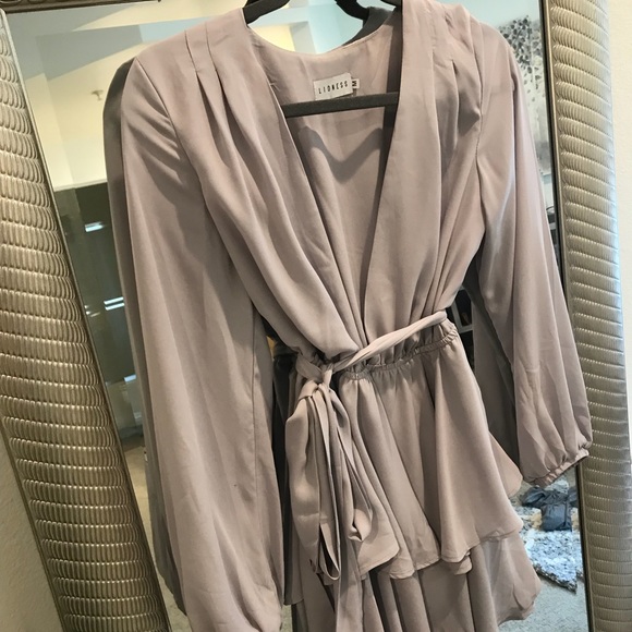 Lioness, low cut long sleeved grey dress - Picture 2 of 2